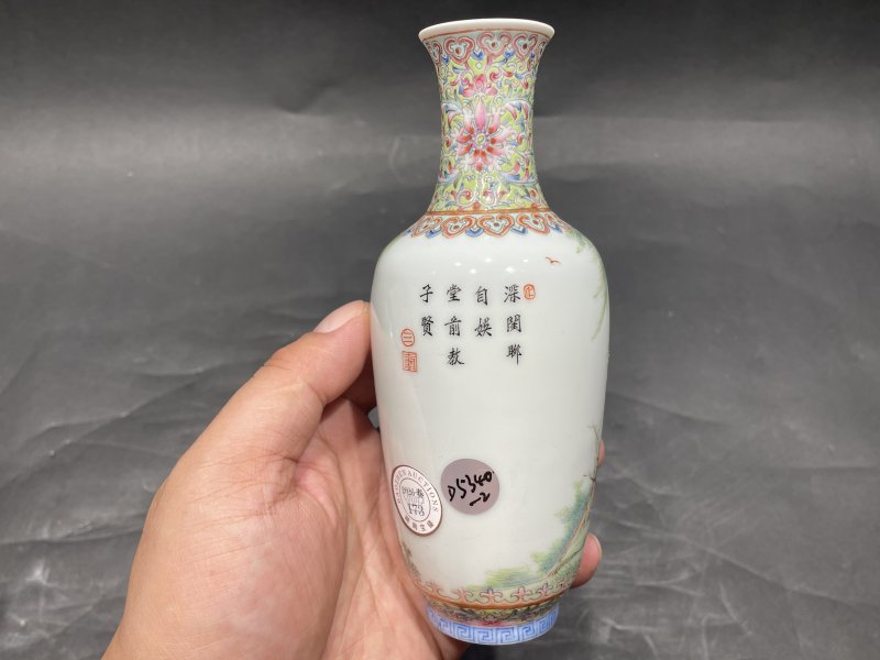 民国 粉彩堂前教子人物故事图小赏瓶一对（附原盒） - 图12