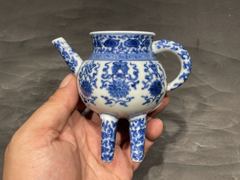 清中晚期 青花缠枝花卉八宝纹香壶（带木盖，木座） - 图2