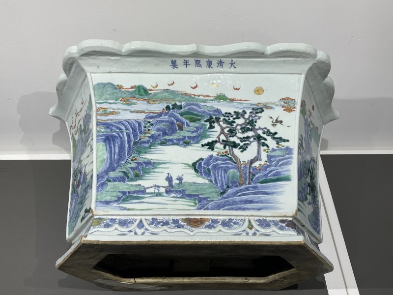 清康熙 斗彩山水人物六角棱口大花盆 - 图2
