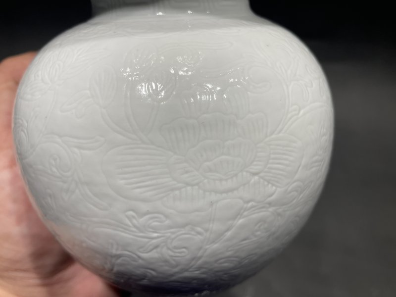 清乾隆 白釉仿定窑模印缠枝牡丹纹葫芦瓶 - 图7