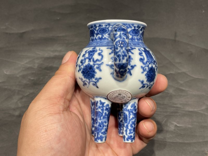 清中晚期 青花缠枝花卉八宝纹香壶（带木盖，木座） - 图3