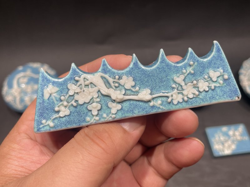 清中期 炉钧釉堆塑梅花文房一组6件 - 图3