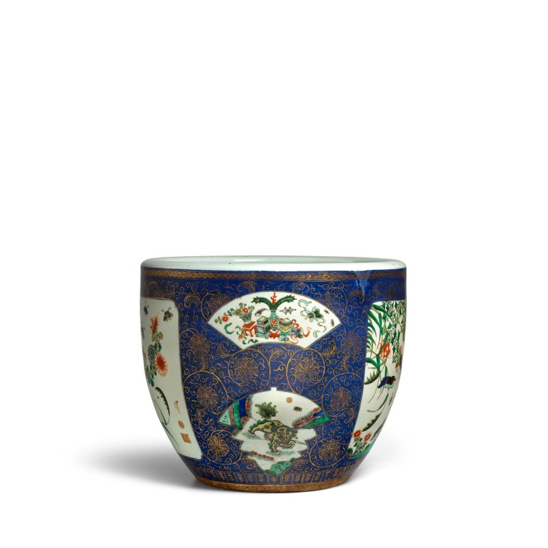 十九世紀 描金灑藍地五彩開光花鳥博古圖大缸 帶木座 | A GILT-DECORATED BLUE-GROUND FAMILLE-VERTE JARDINERE - 图3
