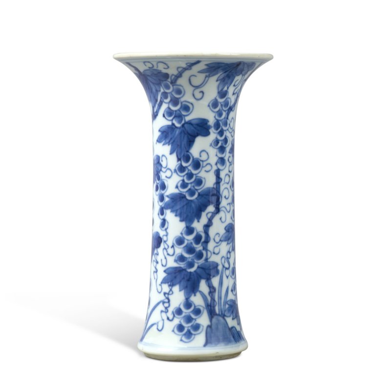 清十九世紀 青花葡萄紋花觚 - 图4