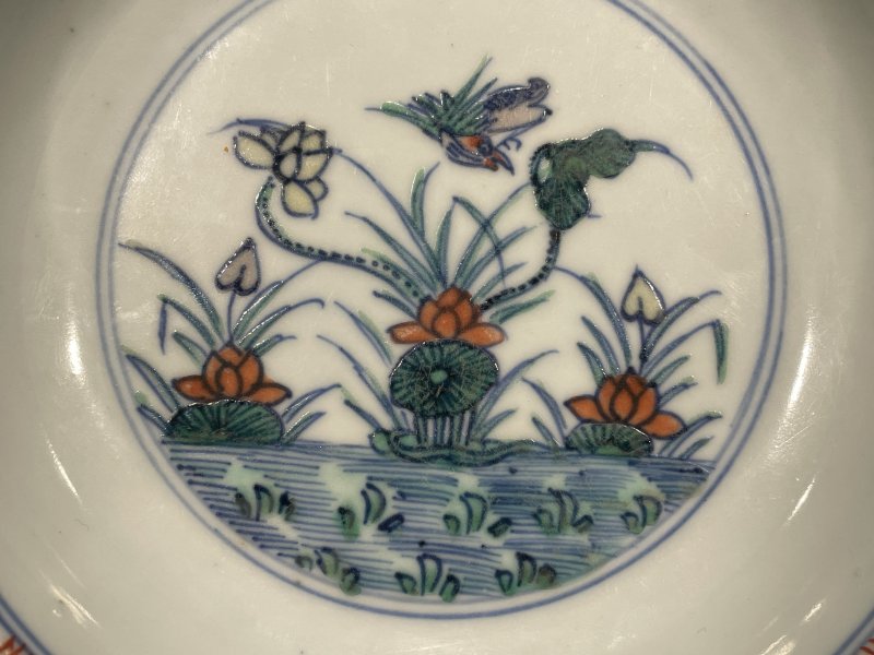 清雍正 斗彩荷塘鸳鸯图盘 - 图3