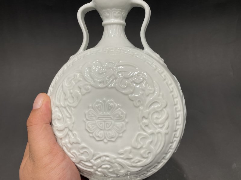 清乾隆 仿定白釉寿字抱月瓶（带座） - 图7