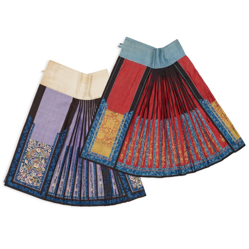 晚清 紅暗花綢盤金綉花馬面裙 淺紫暗花綢綉花馬面裙 | TWO EMBROIDERED AND PLEATED SILK SKIRTS, MAMIAN QUN