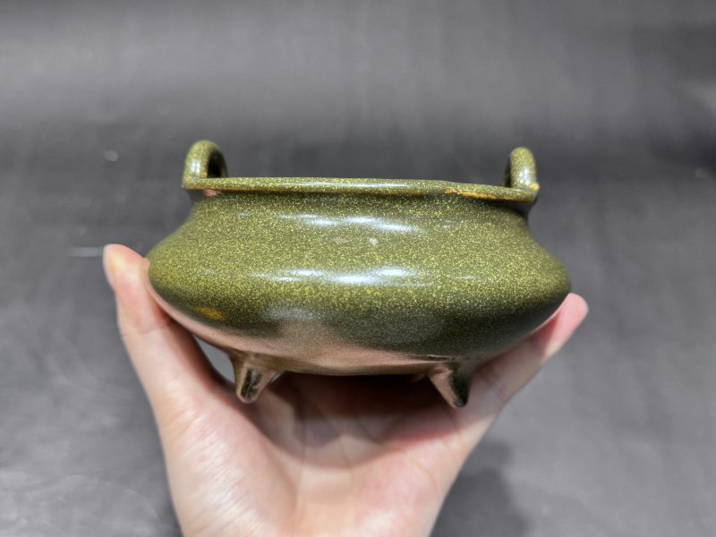 清乾隆 茶叶末釉双耳三足炉（带木座） - 图2