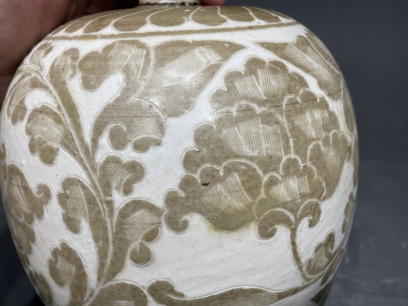 明 定窑白地褐彩剔花梅瓶 - 图8
