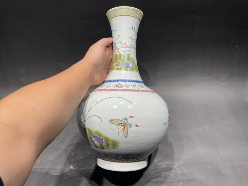 清光绪 粉彩花蝶纹赏瓶 - 图3