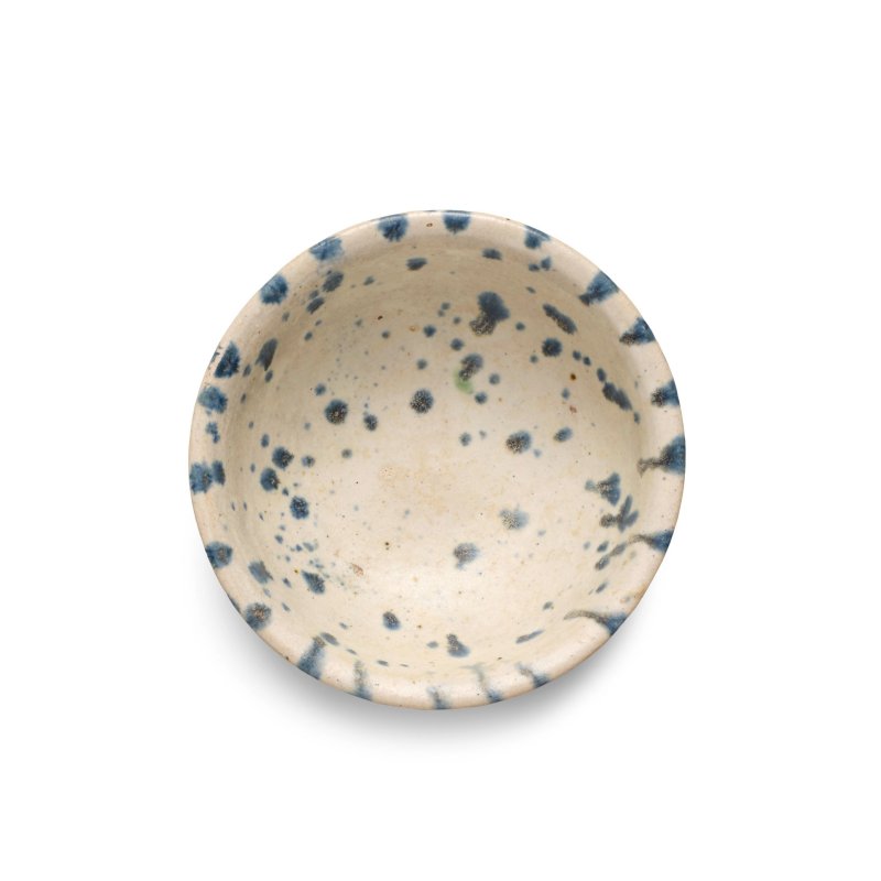 唐 或爲鞏義窯 白地藍斑小碗 | A SMALL CREAM-GLAZED BLUE-SPLASHED BOWL - 图2