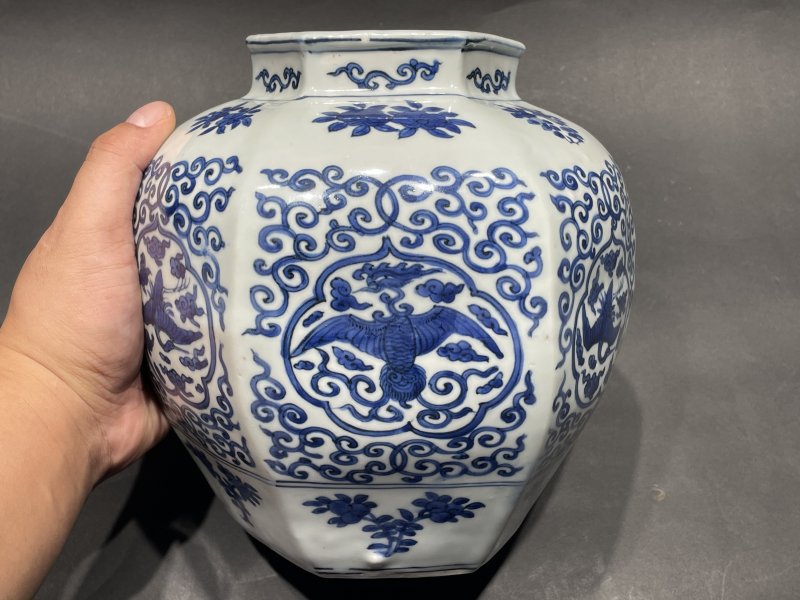 明万历 青花开光六方凤纹罐 - 图2