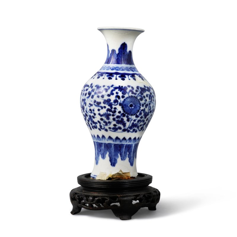 清十九世紀 青花纏枝花卉紋小瓶 - 图2