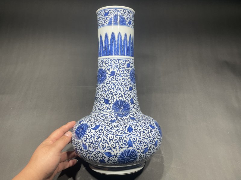清康熙 青花缠枝莲纹直颈瓶 - 图2