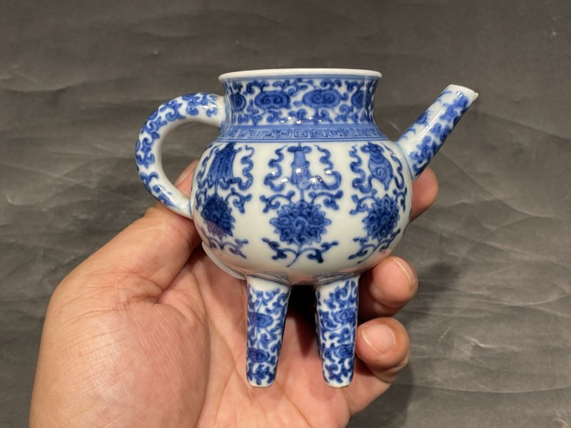 清中晚期 青花缠枝花卉八宝纹香壶（带木盖，木座） - 图4
