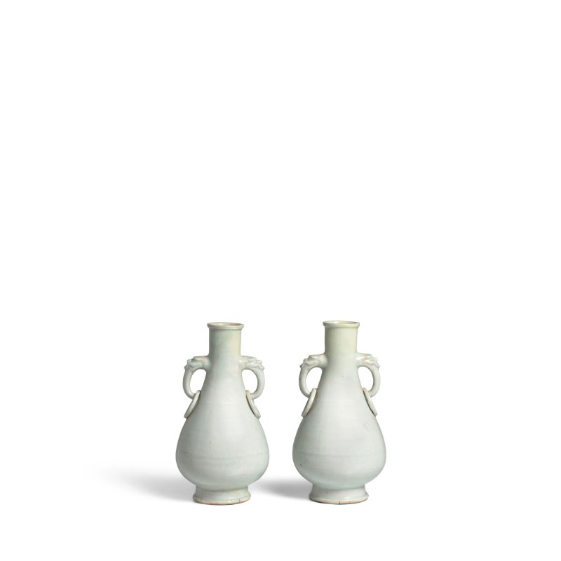 元 青白釉龍耳連環瓶一對 | A PAIR OF QINGBAI-GLAZED VASES WITH DRAGON RING HANDLES