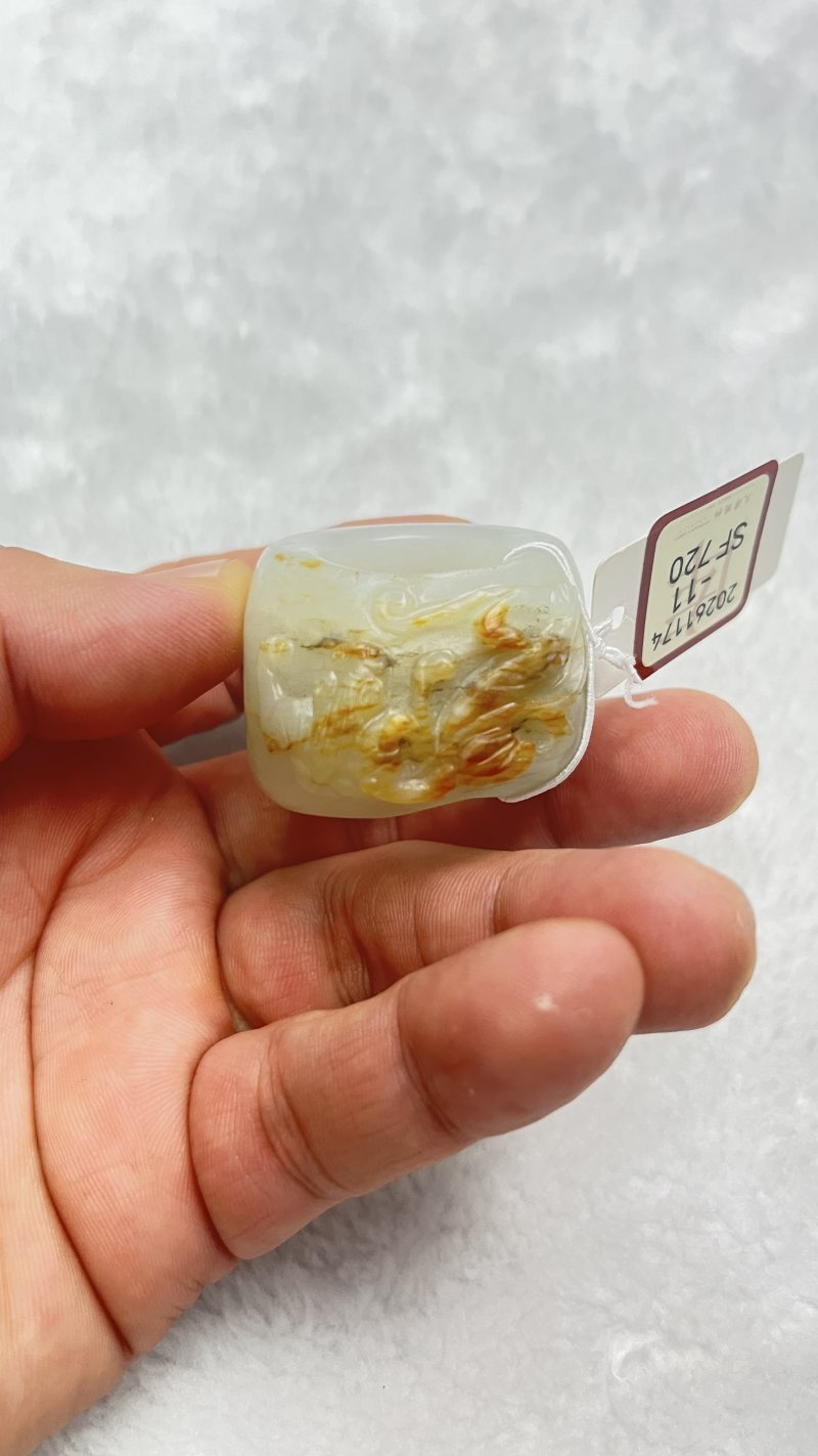 和田籽料留皮螭龙纹扳指 - 图2
