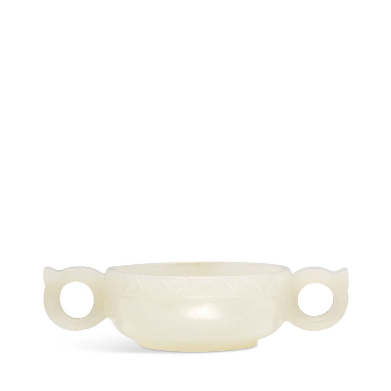 十八/十九世紀 白玉雕雙耳杯 帶木座 | A WHITE JADE HANDLED CUP