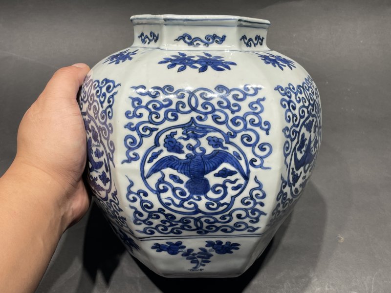 明万历 青花开光六方凤纹罐 - 图3