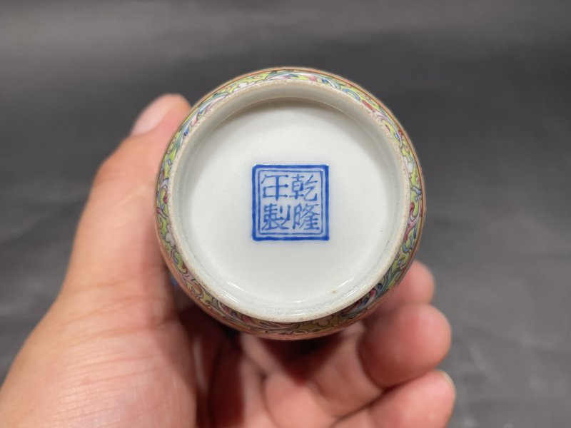 民国 粉彩堂前教子人物故事图小赏瓶一对（附原盒） - 图15
