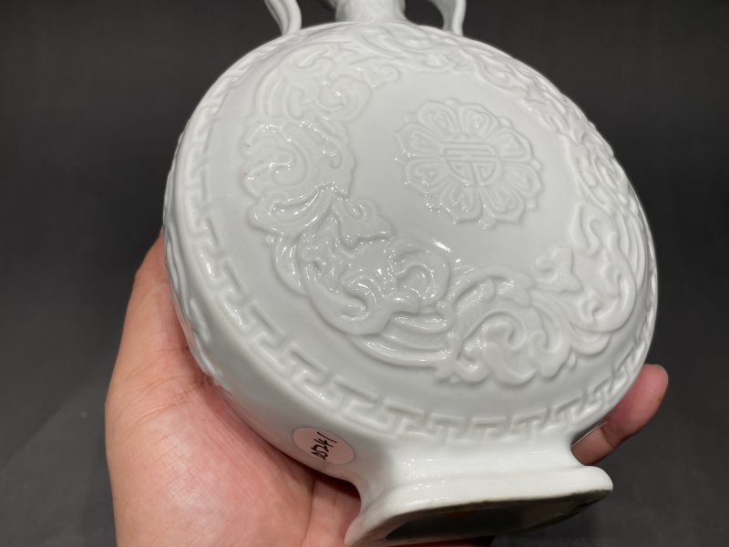清乾隆 仿定白釉寿字抱月瓶（带座） - 图8