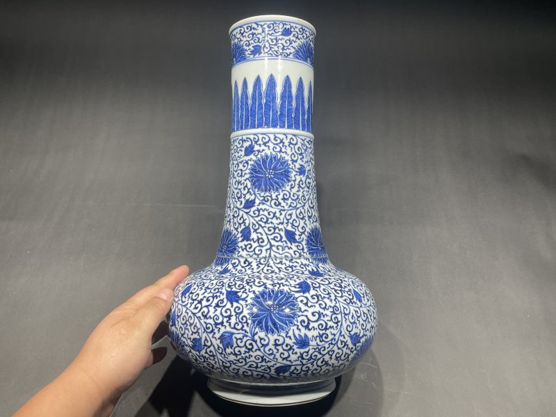 清康熙 青花缠枝莲纹直颈瓶 - 图3