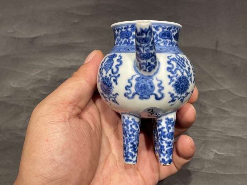 清中晚期 青花缠枝花卉八宝纹香壶（带木盖，木座） - 图5