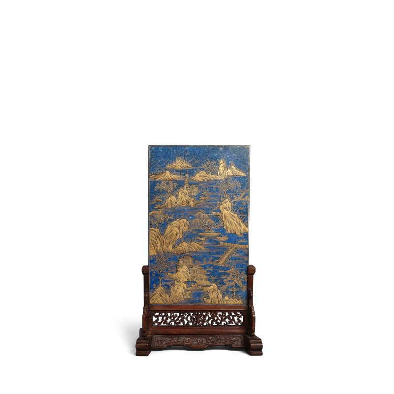 晚清 描金山水圖景青金石桌屏 帶木座 | A GILT-DECORATED 'LANDSCAPE' LAPIS LAZULI TABLESCREEN - 图2