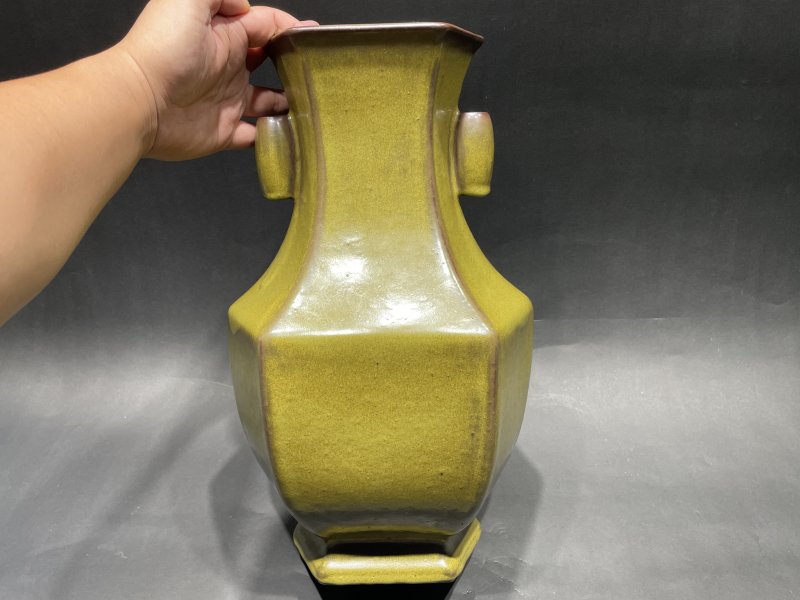清乾隆 茶叶末釉六方贯耳瓶（带木座） - 图4