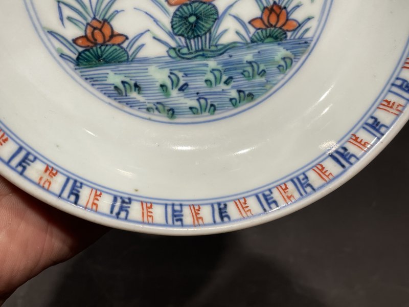 清雍正 斗彩荷塘鸳鸯图盘 - 图5