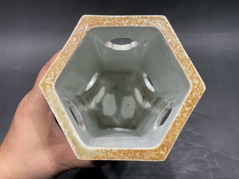 清道光 粉彩八蛮进宝六方镂空帽筒一对 - 图6