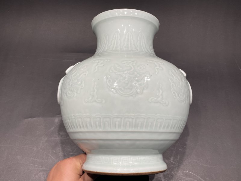 清雍正 粉青釉暗刻螭龙纹蝴蝶环耳铺首尊 - 图2