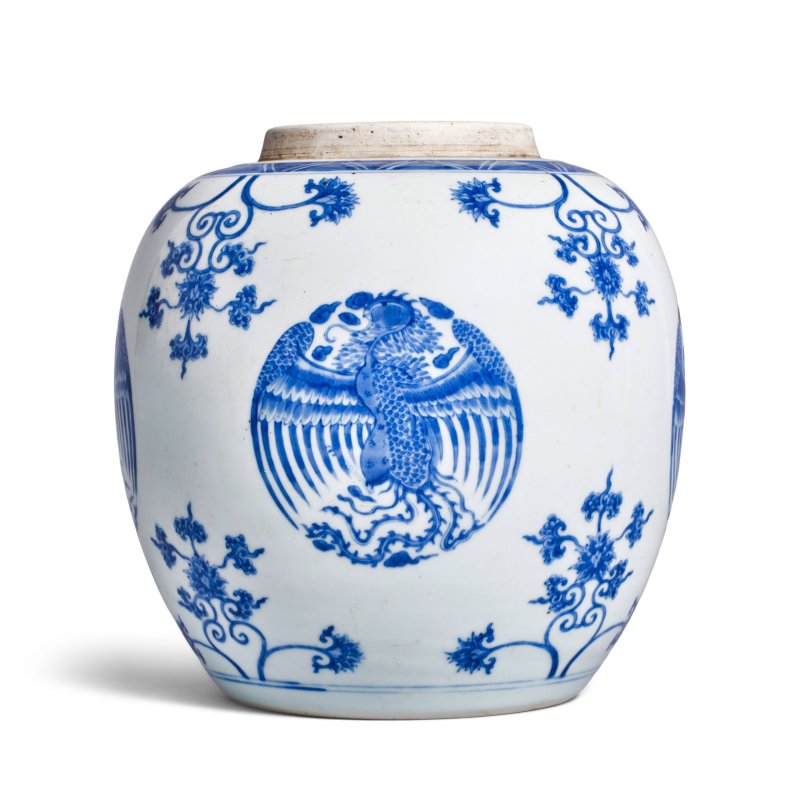 清康熙 青花團鳳紋罐 帶木雕龍紋蓋 | A BLUE AND WHITE 'PHOENIX' GINGER JAR - 图3