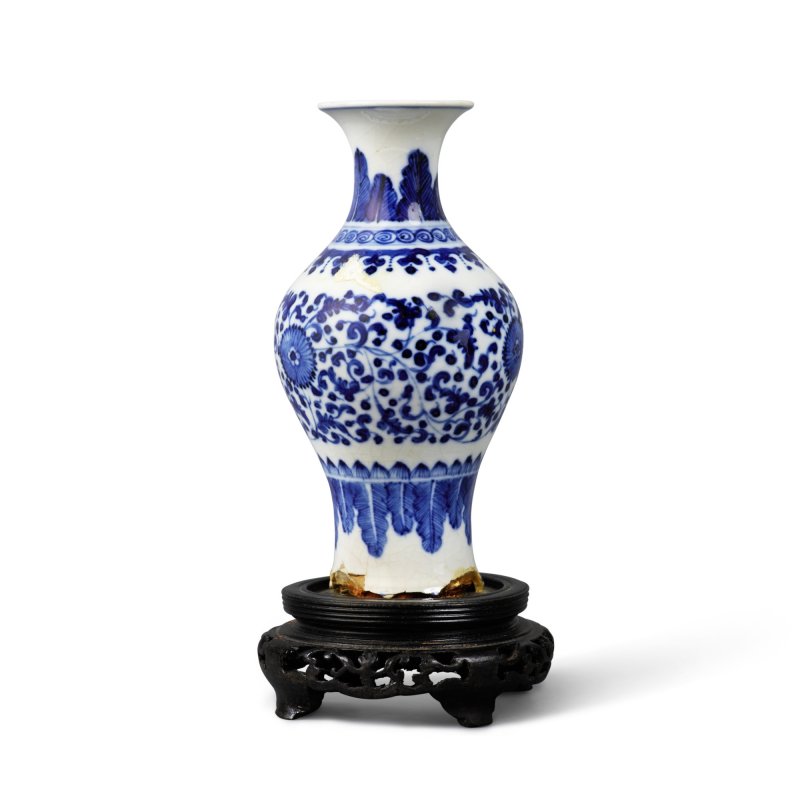 清十九世紀 青花纏枝花卉紋小瓶 - 图3