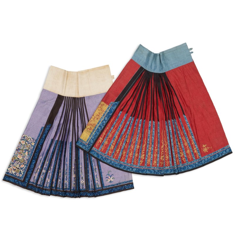 晚清 紅暗花綢盤金綉花馬面裙 淺紫暗花綢綉花馬面裙 | TWO EMBROIDERED AND PLEATED SILK SKIRTS, MAMIAN QUN - 图2