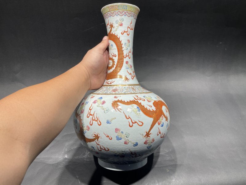 清光绪 粉彩云龙纹赏瓶 - 图3
