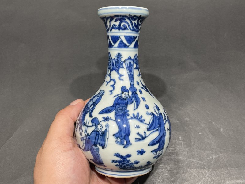 明万历 青花八仙人物纹盘口瓶 - 图2