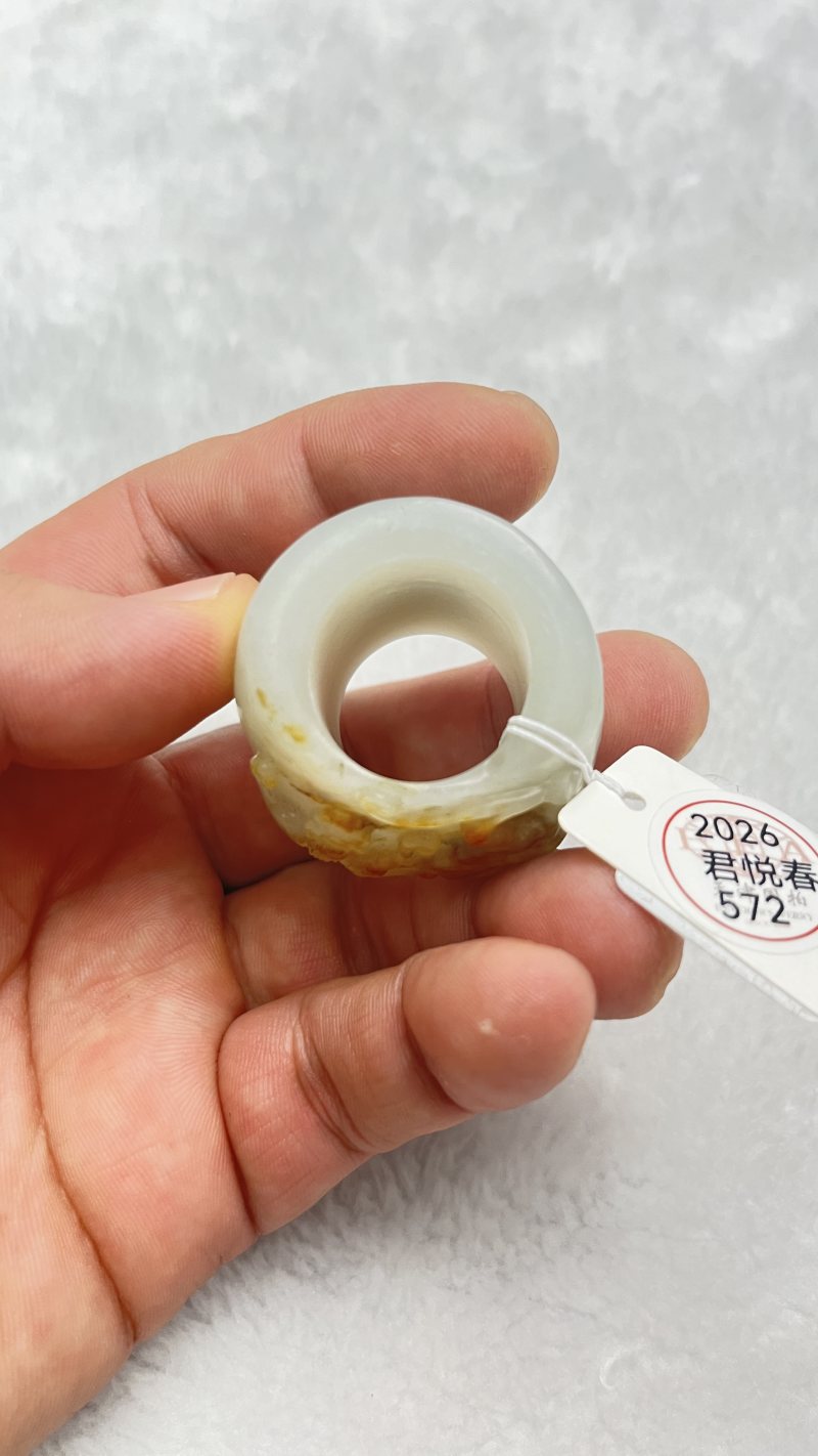 和田籽料留皮螭龙纹扳指 - 图3