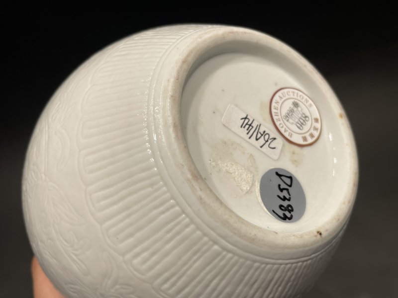 清乾隆 白釉仿定窑模印缠枝牡丹纹葫芦瓶 - 图10