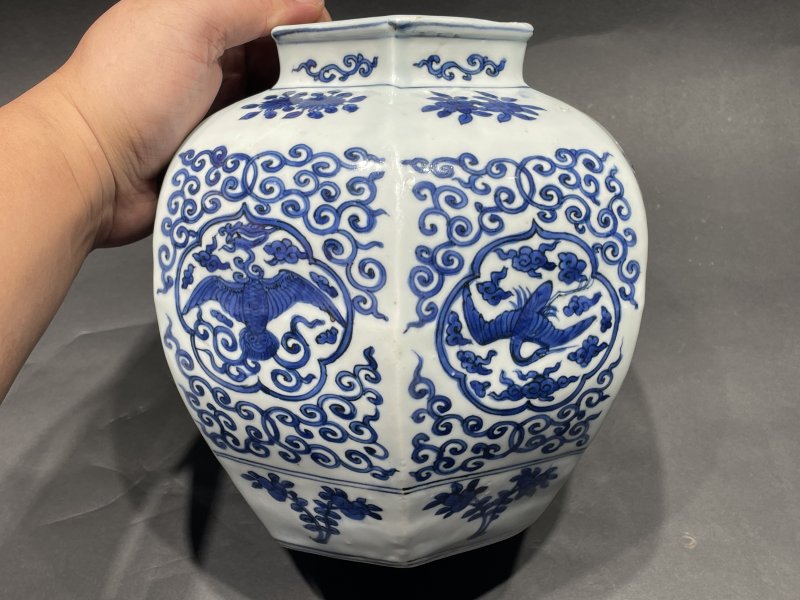 明万历 青花开光六方凤纹罐 - 图4