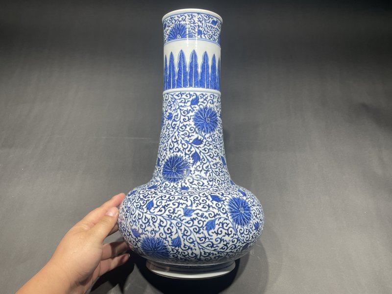 清康熙 青花缠枝莲纹直颈瓶 - 图4