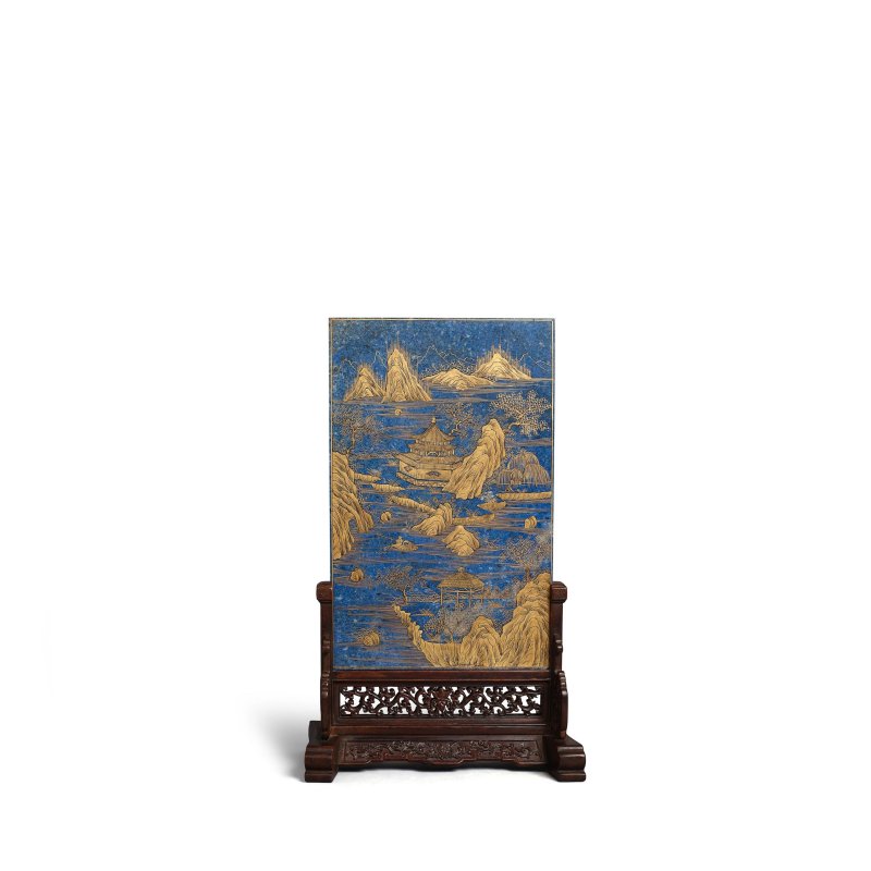 晚清 描金山水圖景青金石桌屏 帶木座 | A GILT-DECORATED 'LANDSCAPE' LAPIS LAZULI TABLESCREEN - 图3