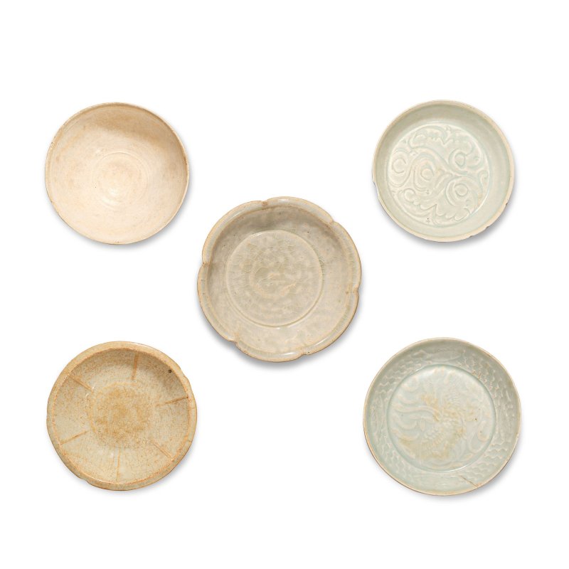 宋 青白及米白釉盤碗一組五件 | A GROUP OF FIVE QINGBAI AND CREAM-GLAZED WARES