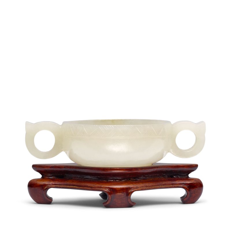 十八/十九世紀 白玉雕雙耳杯 帶木座 | A WHITE JADE HANDLED CUP - 图2