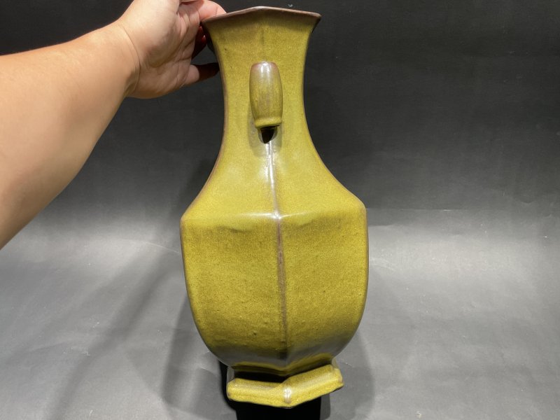清乾隆 茶叶末釉六方贯耳瓶（带木座） - 图5