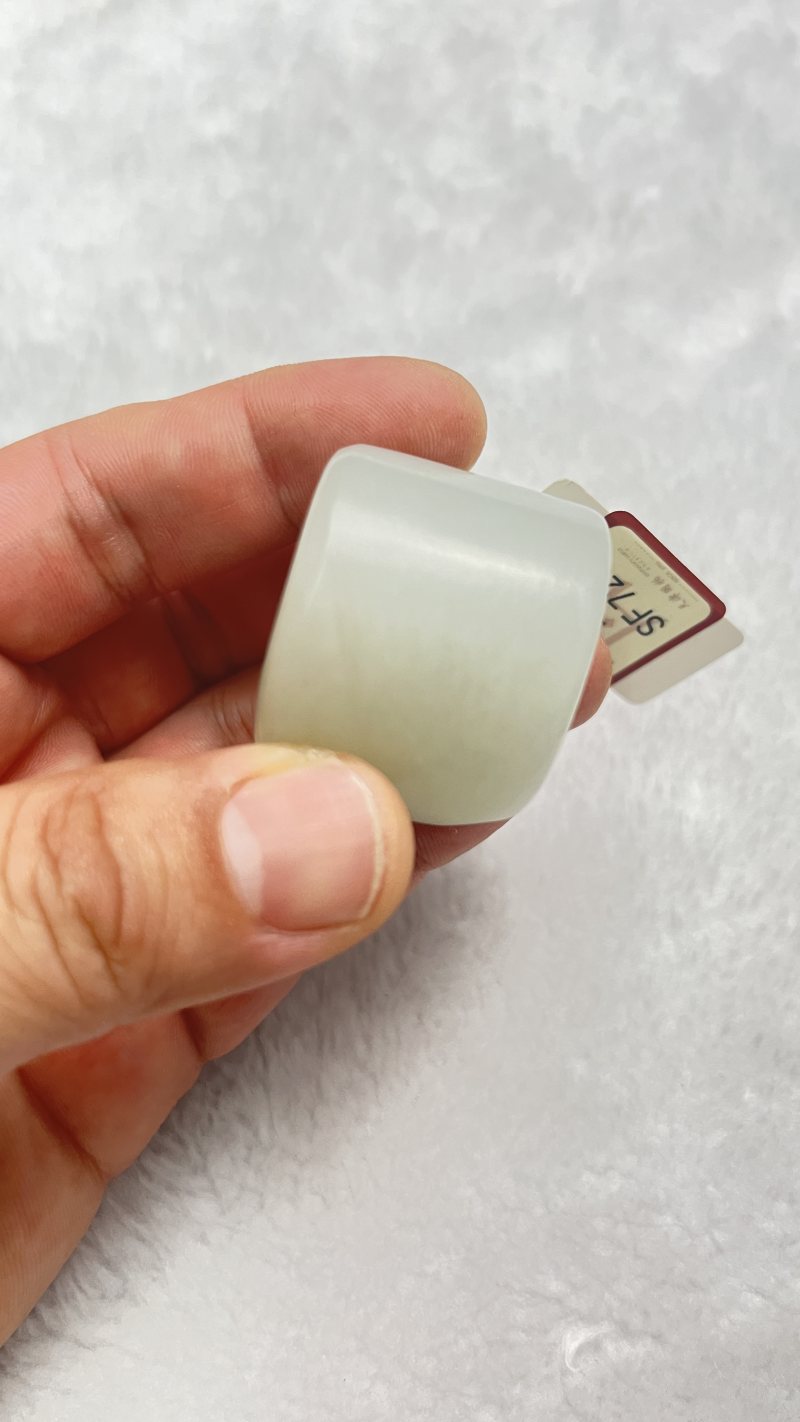 和田籽料留皮螭龙纹扳指 - 图4