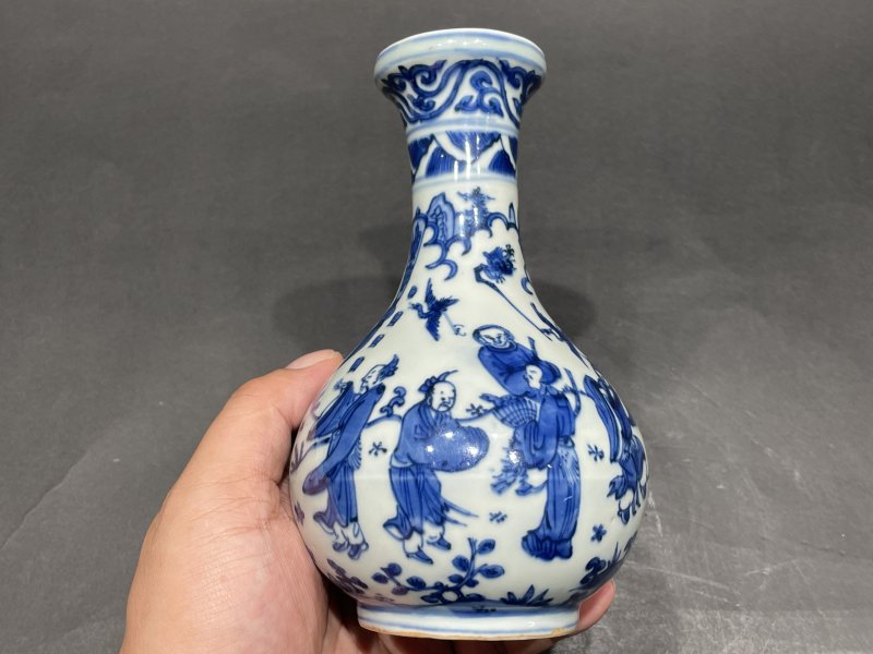 明万历 青花八仙人物纹盘口瓶 - 图3