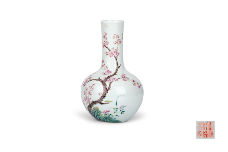 粉彩梅花纹天球瓶