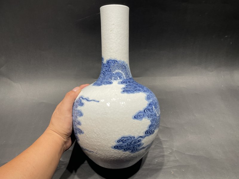 清乾隆 浆胎青花云龙七现天球瓶 - 图4