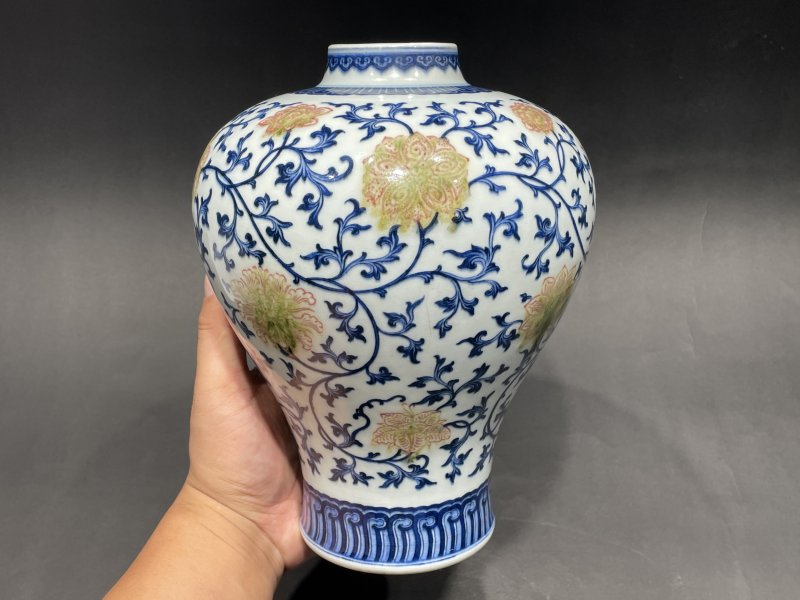 清乾隆 青花釉里红缠枝花卉纹梅瓶 - 图3